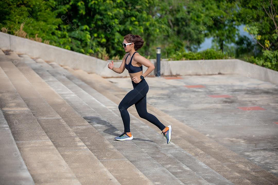 Mulheres asiáticas correndo e correndo durante a corrida ao ar livre na cidade