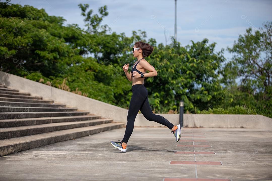 Asian women jogging and jogging during outdoor city jogging