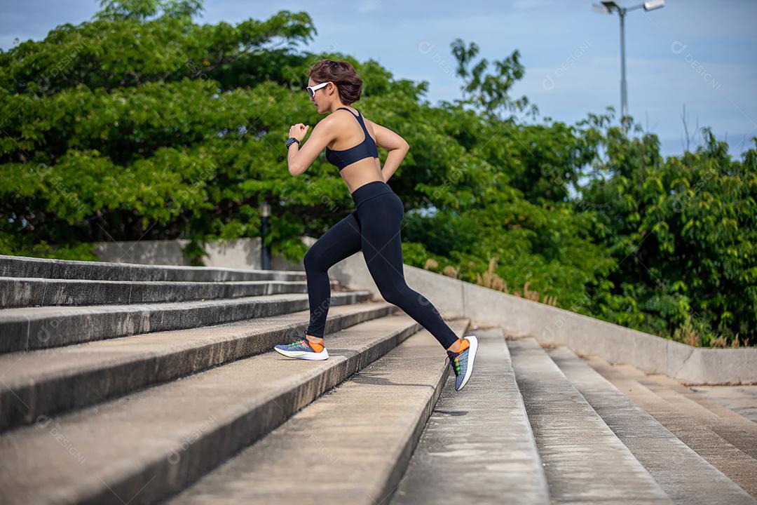 Mulheres asiáticas correndo e correndo durante a corrida ao ar livre na cidade