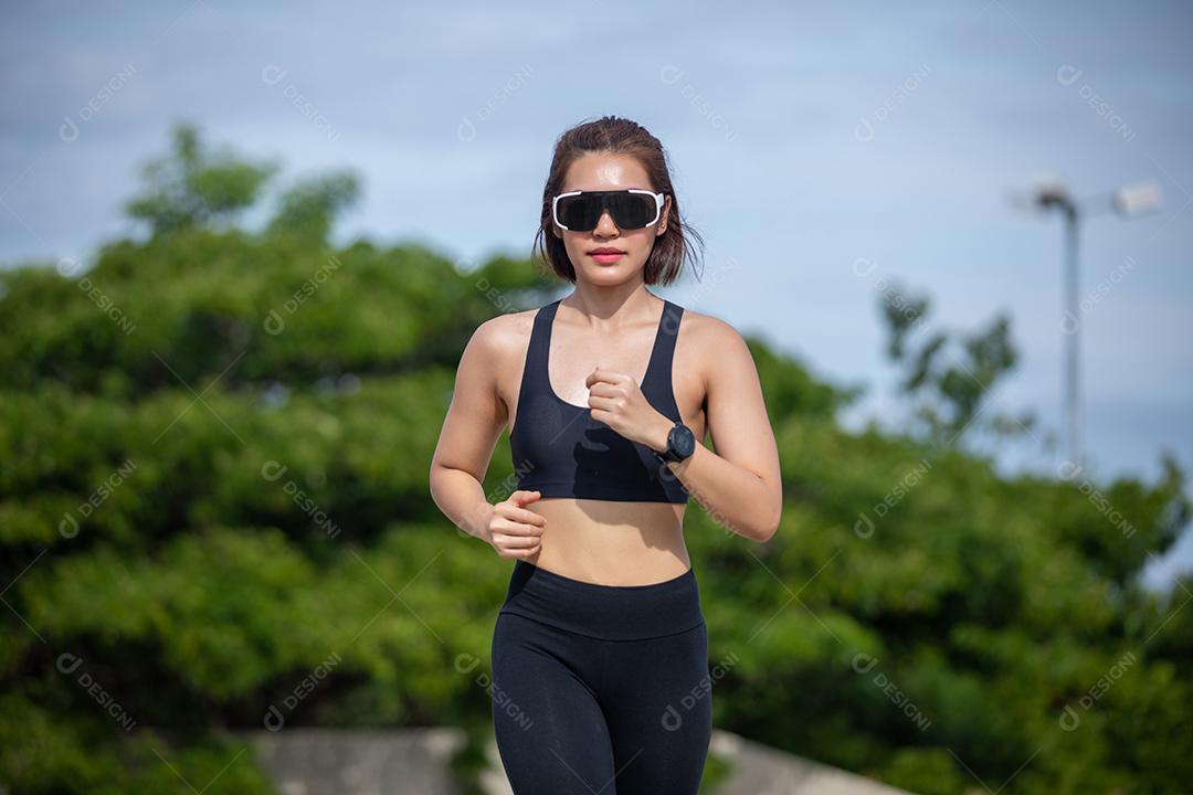 Mulheres asiáticas correndo e correndo durante a corrida ao ar livre na cidade