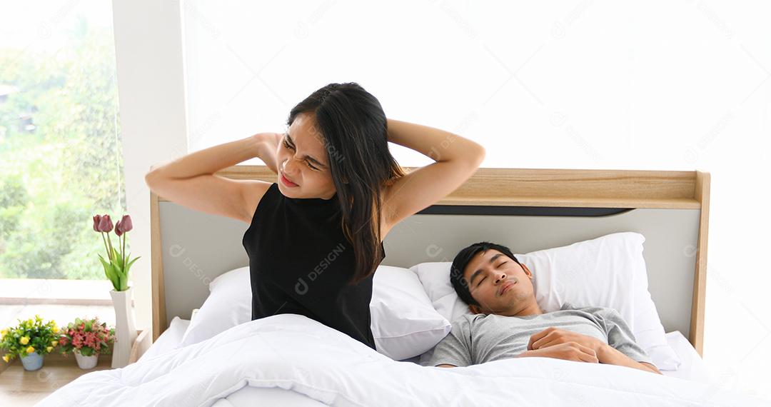 Amante de casais asiáticos acordando em sua cama totalmente descansado de manhã
