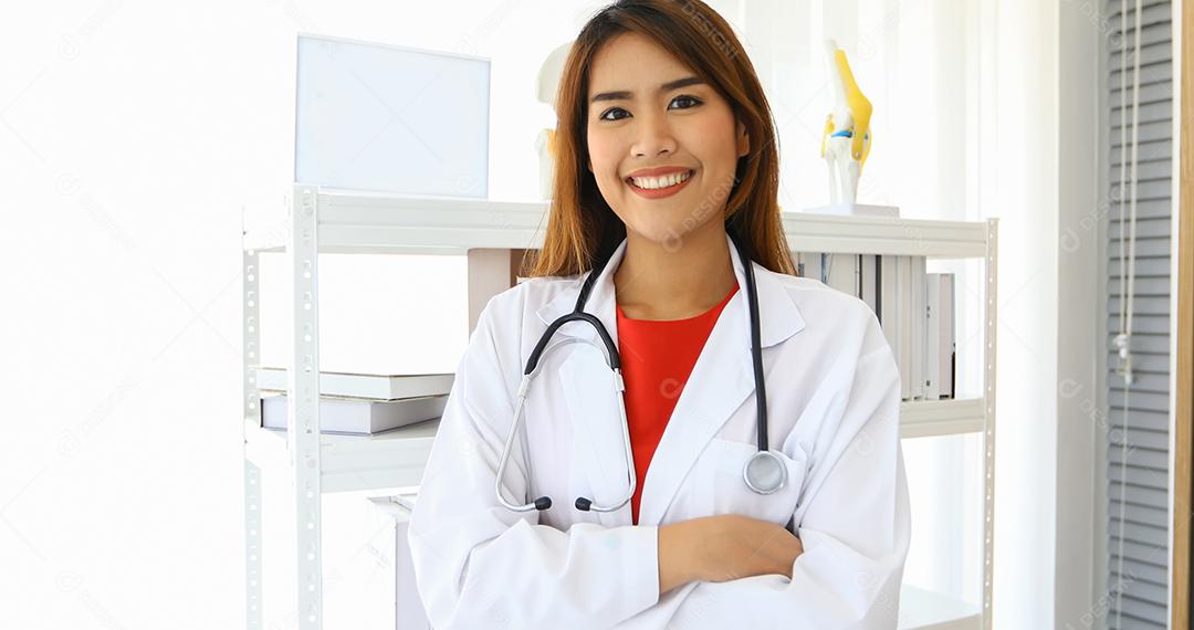 Sorrindo feliz médico no escritório