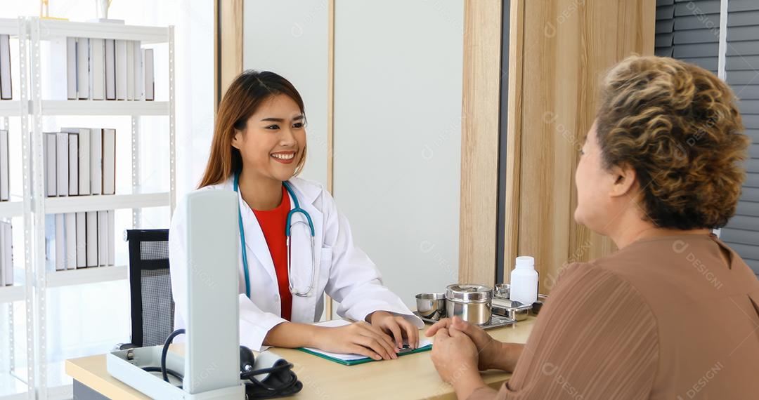 Médico reunido e explicando medicação para paciente idosa em hospitais