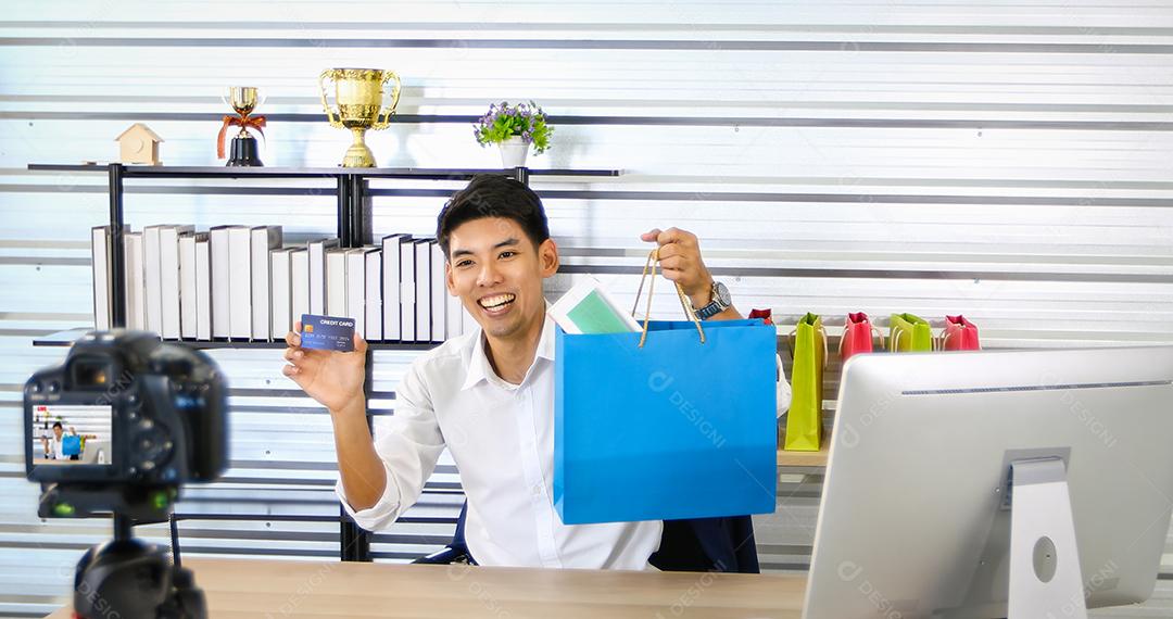 Blogueiro asiático transmitindo um vídeo para vender produtos on-line Conceito de compras on-line