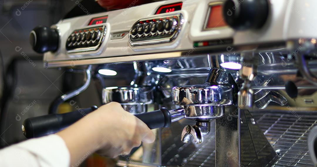 Mulheres asiáticas Barista sorrindo e usando máquina de café no balcão da cafeteria - Mulher trabalhadora, proprietária de pequenas empresas, comida e bebida conceito de café