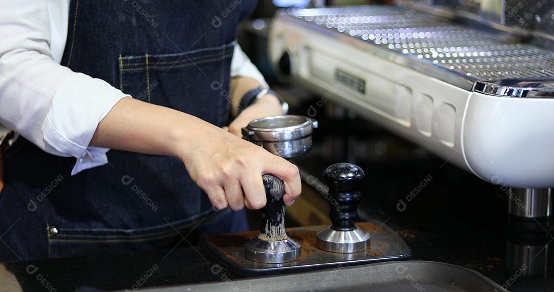 Mulheres asiáticas Barista sorrindo e usando máquina de café no balcão da cafeteria - Mulher trabalhadora, proprietária de pequenas empresas, comida e bebida conceito de café