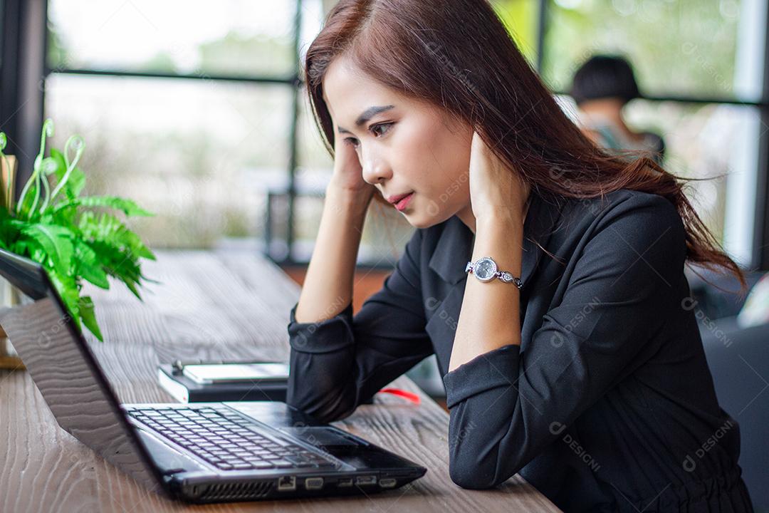Empresária asiática séria sobre o trabalho feito até a dor de cabeça