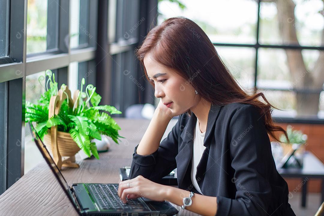 Mulheres de negócios asiáticas usando notebook para trabalhar e empresária séria sobre o trabalho feito até a dor de cabeça