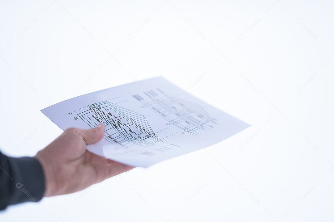 Mão de empresário segurando um documento. Fundo branco de cenas.