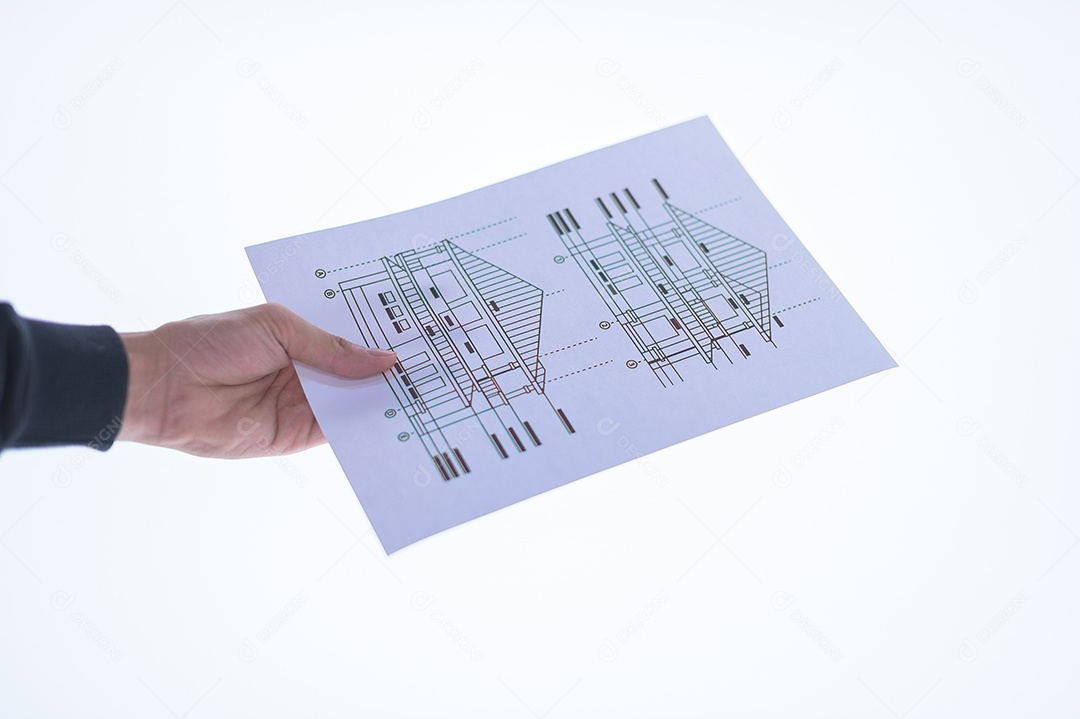 Mão de empresário segurando um documento. Fundo branco de cenas.