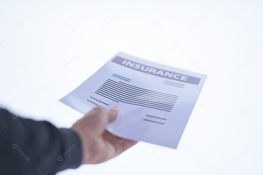 Mão de empresário segurando um documento. Fundo branco de cenas.