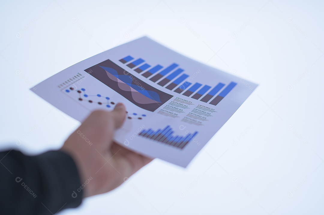 Mão de empresário segurando um documento. Fundo branco de cenas.