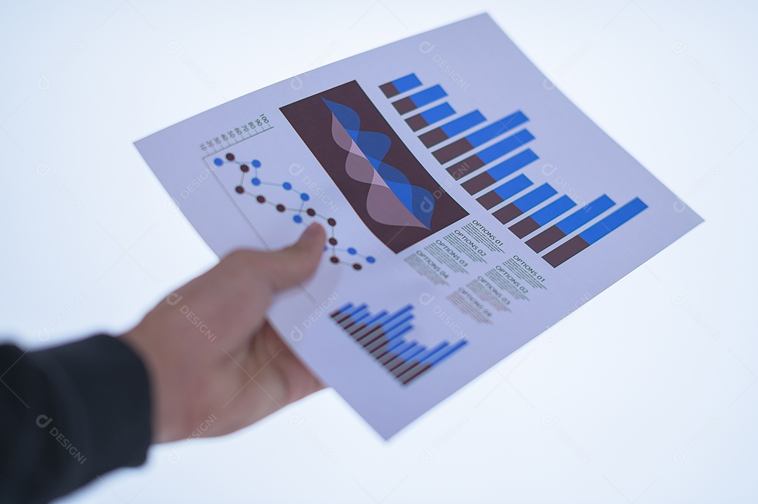 Mão de empresário segurando um documento. Fundo branco de cenas.