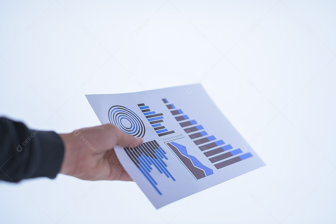 Mão de empresário segurando um documento. Fundo branco de cenas.