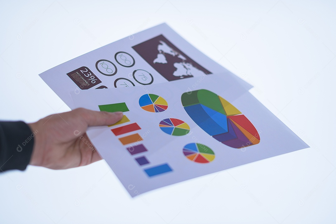 Mão de empresário segurando um documento. Fundo branco de cenas.