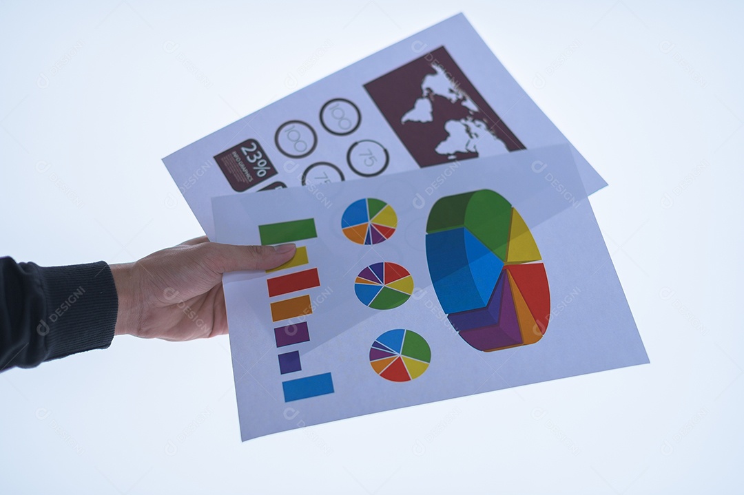 Mão de empresário segurando um documento. Fundo branco de cenas.