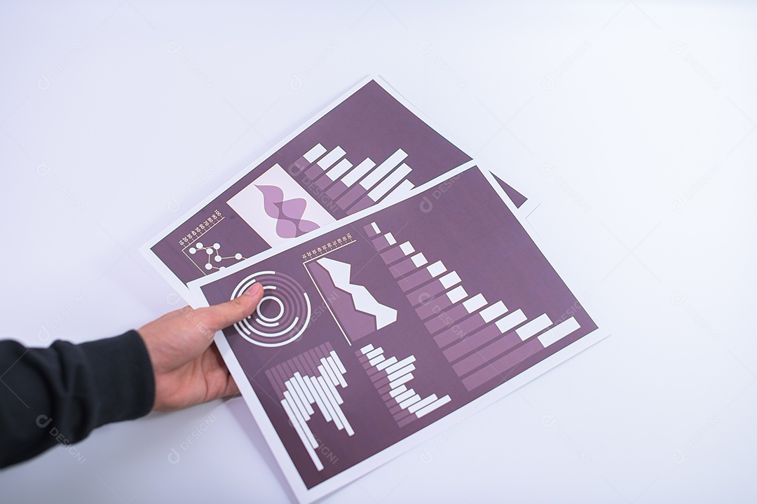 Mão de empresário segurando um documento. Fundo branco de cenas.