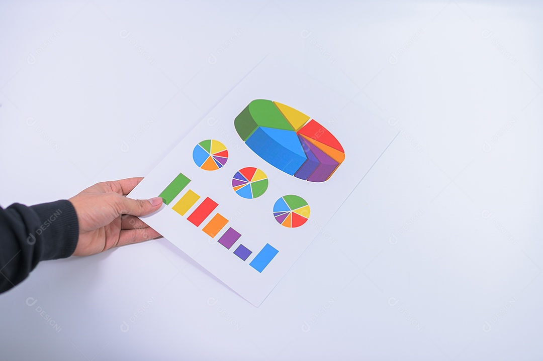 Mão de empresário segurando um documento. Fundo branco de cenas.