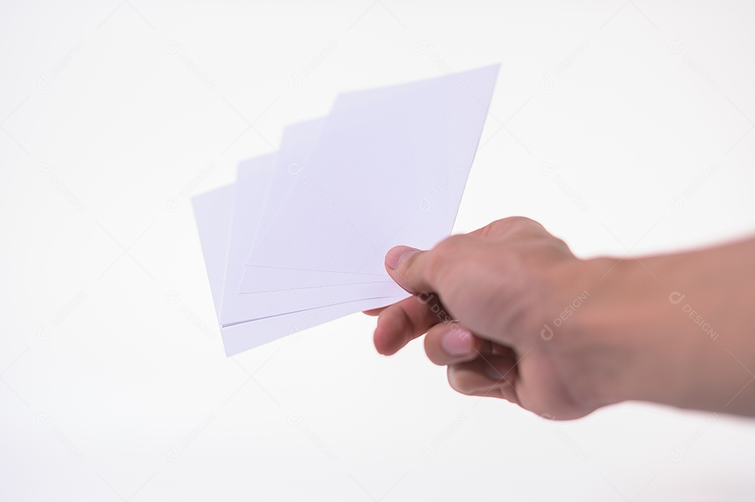 O homem de negócios está segurando o documento no fundo branco