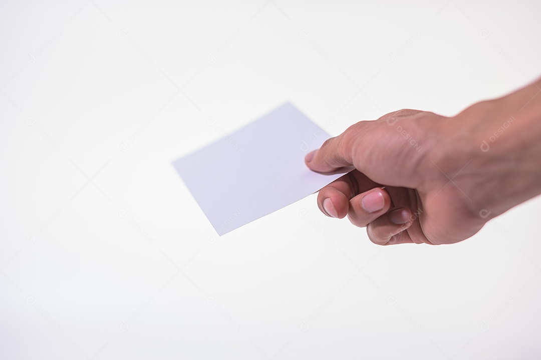 O homem de negócios está segurando o documento no fundo branco