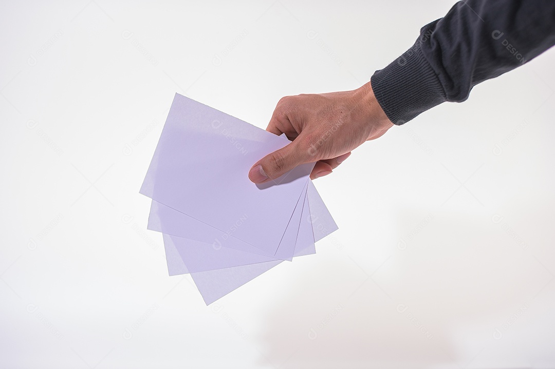 O homem de negócios está segurando o documento no fundo branco