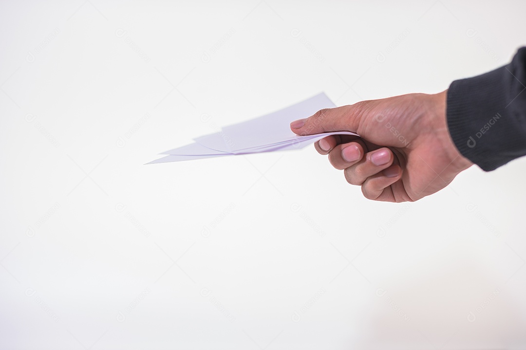 O homem de negócios está segurando o documento no fundo branco