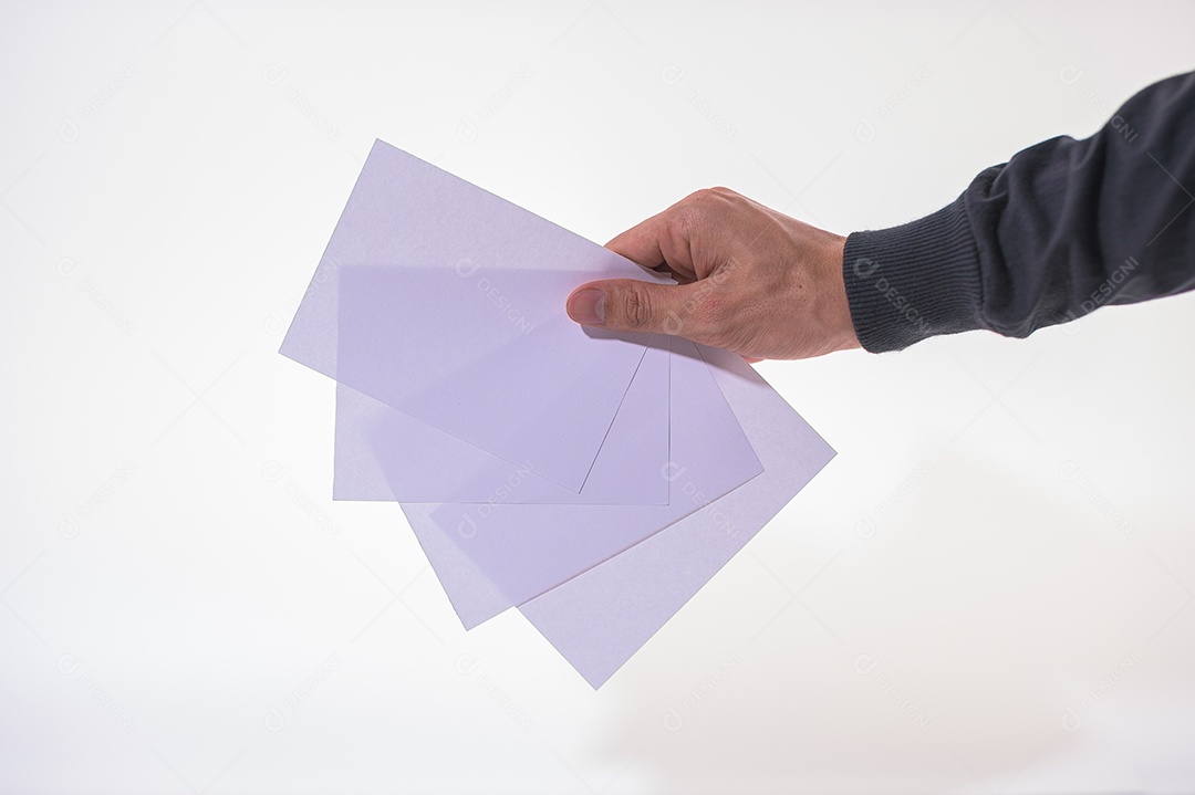 O homem de negócios está segurando o documento no fundo branco