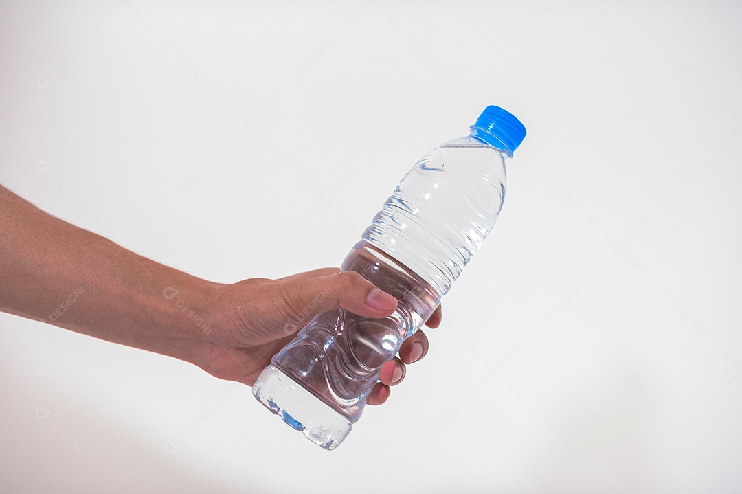 Mão segurando uma garrafa de água Fundo branco