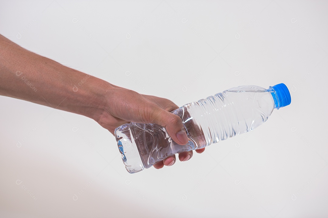 Mão segurando uma garrafa de água Fundo branco