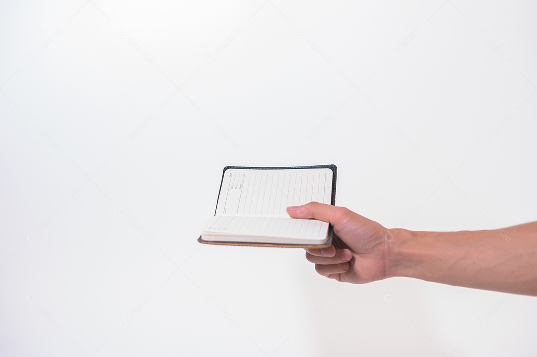 Segurando um livro em um fundo branco