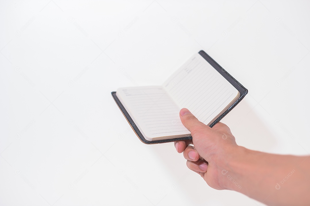 Segurando um livro em um fundo branco