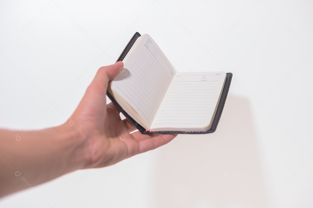 Segurando um livro em um fundo branco