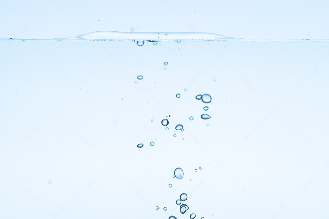 Bolhas no fundo branco da água azul