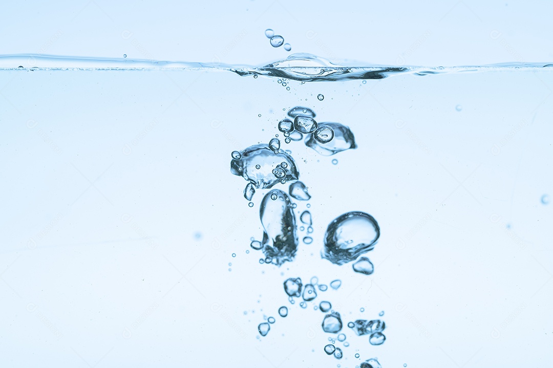 Bolhas no fundo branco da água azul