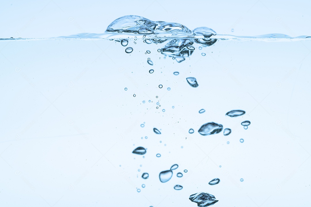 Bolhas no fundo branco da água azul