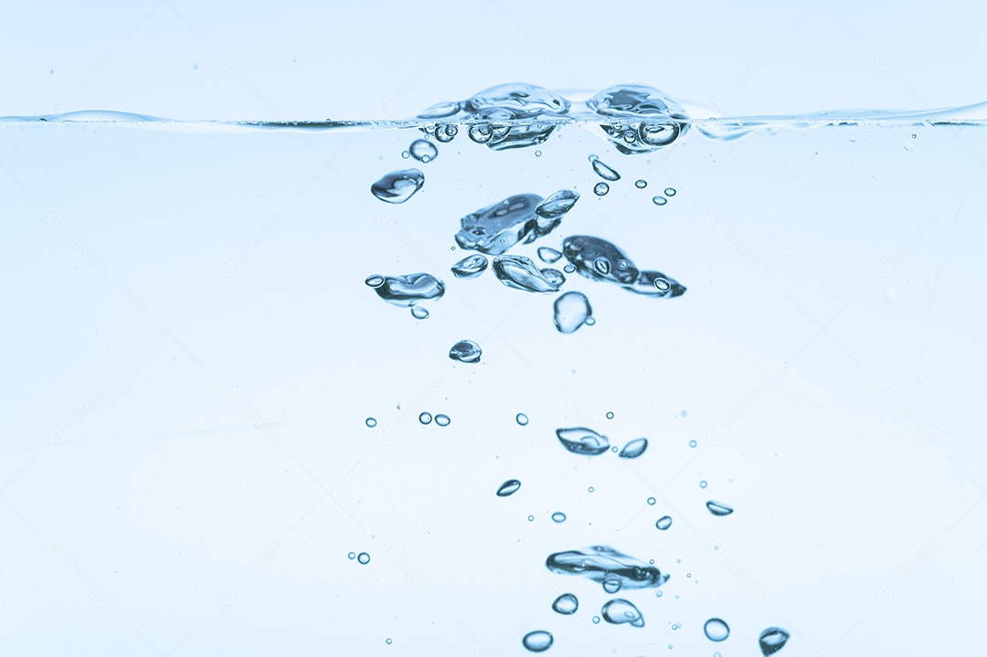 Bolhas no fundo branco da água azul