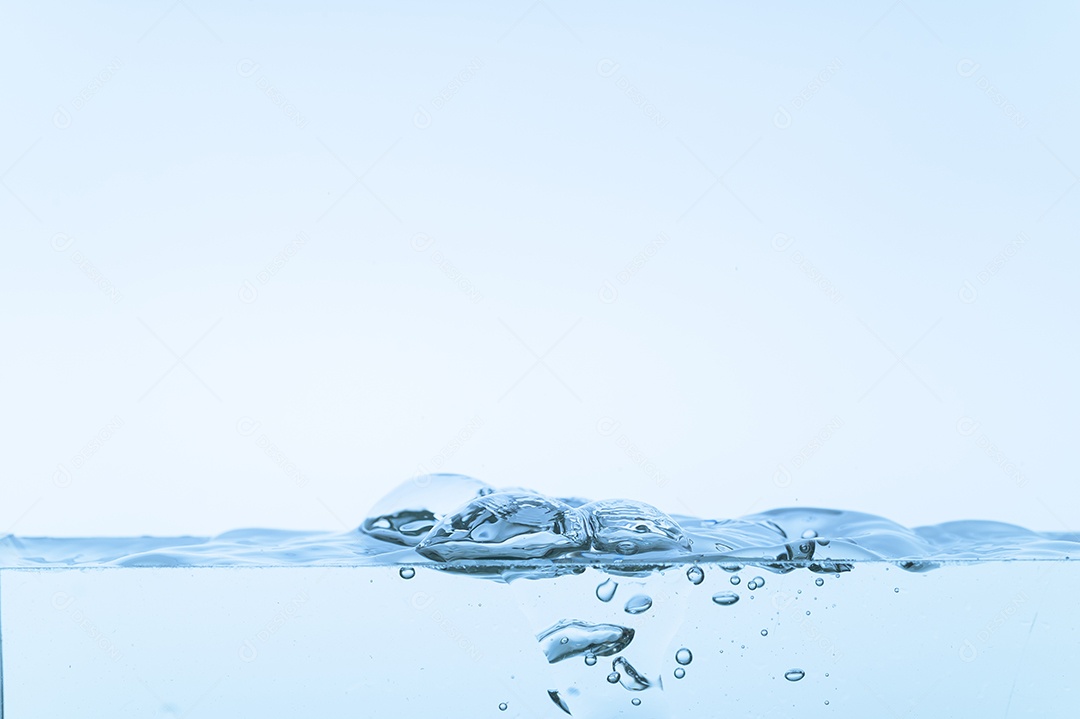 Bolhas no fundo branco da água azul
