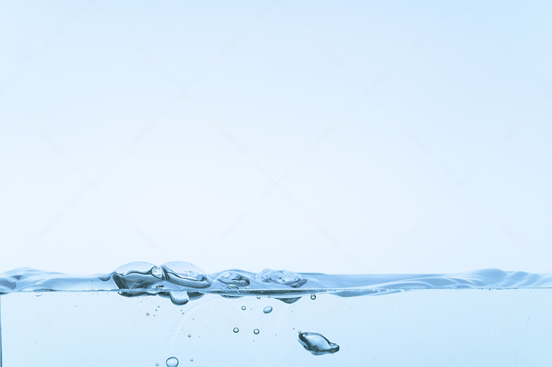 Bolhas no fundo branco da água azul