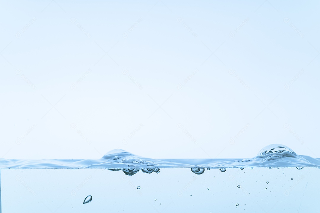 Bolhas no fundo branco da água azul