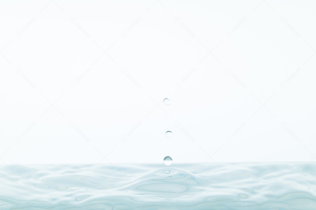 Gotas de água e ondas de água em um fundo branco