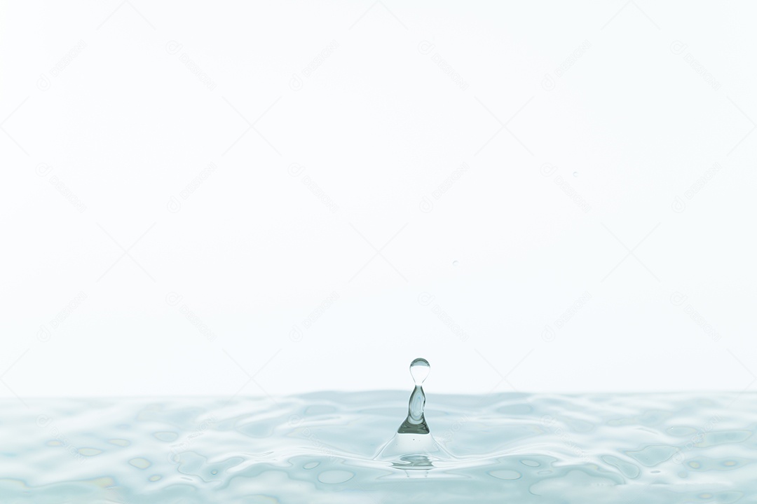 Gotas de água e ondas de água em um fundo branco