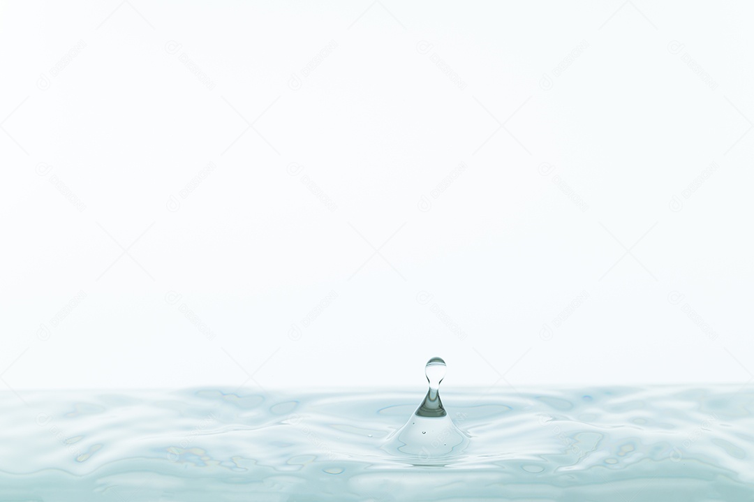 Gotas de água e ondas de água em um fundo branco