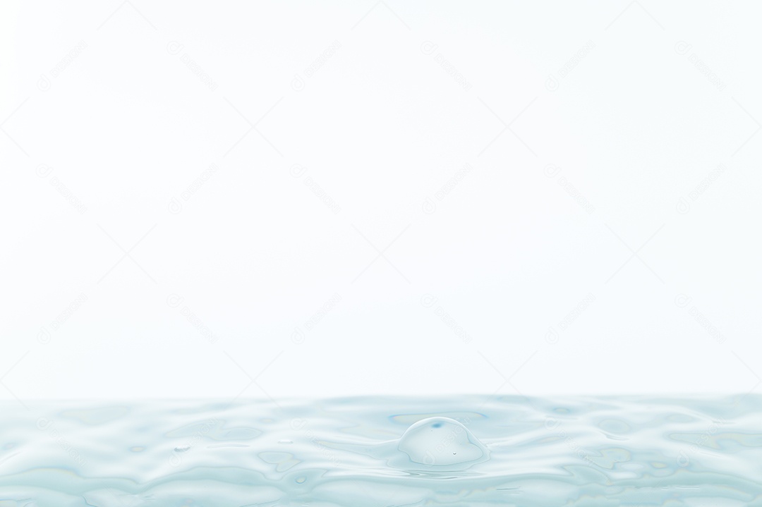 Gotas de água e ondas de água em um fundo branco