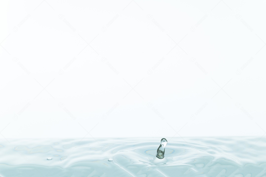 Gotas de água e ondas de água em um fundo branco