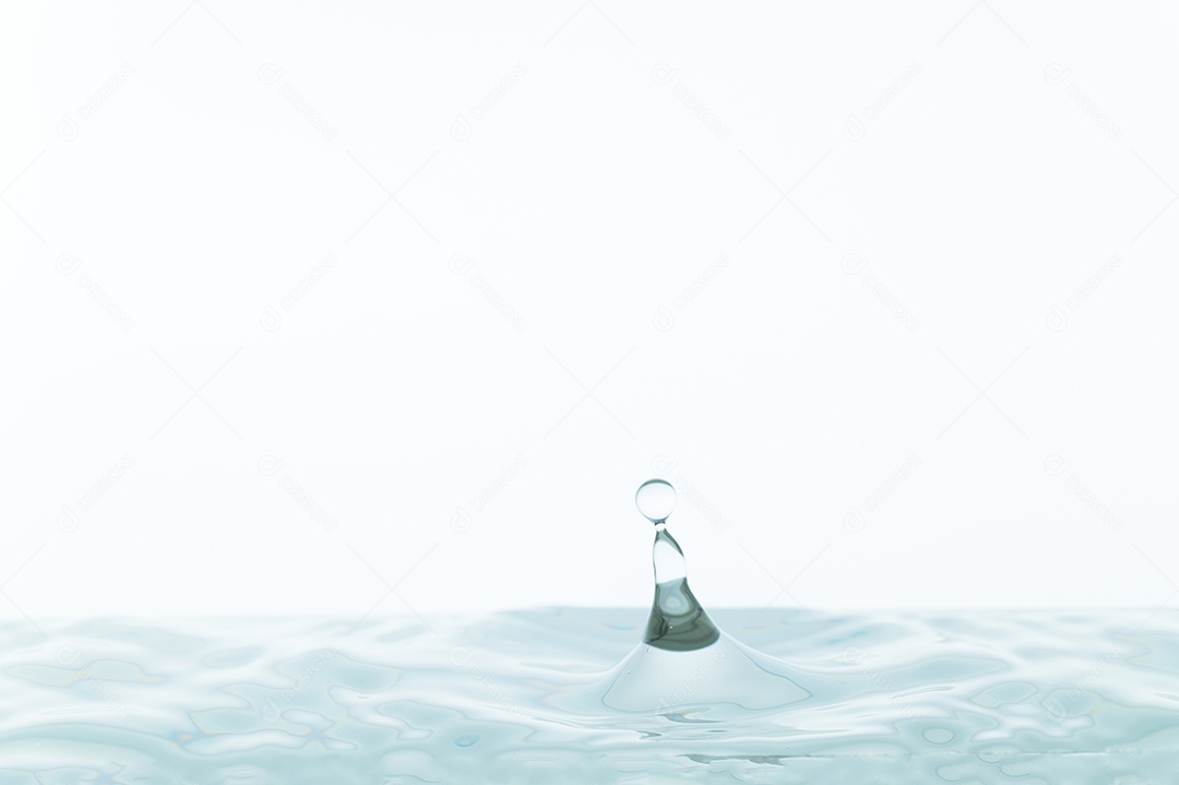 Gotas de água e ondas de água em um fundo branco