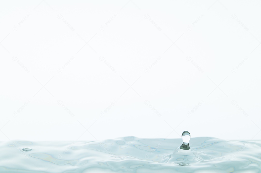 Gotas de água e ondas de água em um fundo branco