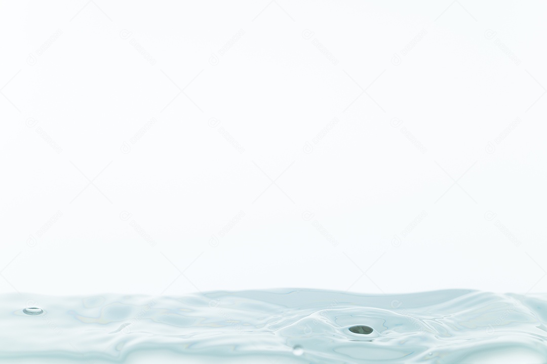 Gotas de água e ondas de água em um fundo branco