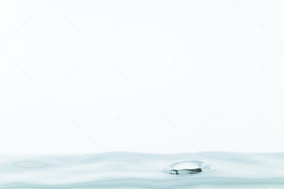 Gotas de água e ondas de água em um fundo branco