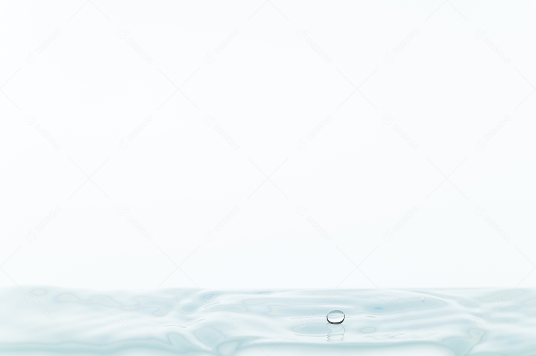 Gotas de água e ondas de água em um fundo branco