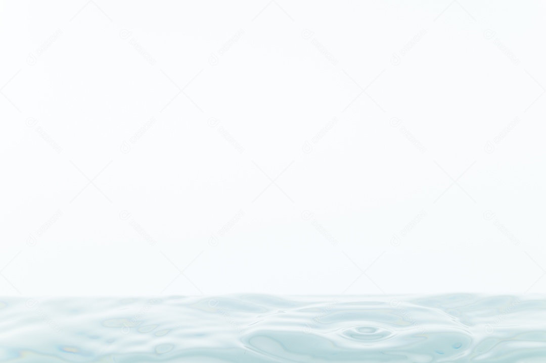 Gotas de água e ondas de água em um fundo branco